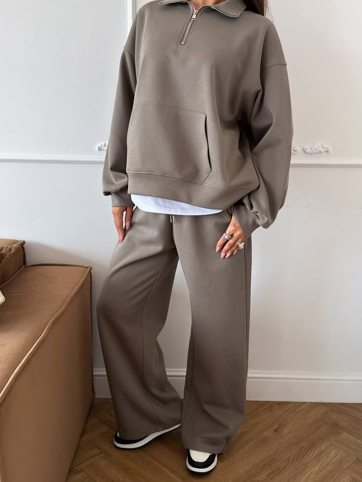 Kvinnohoodie i mjukt och stiligt material med fickor och dragkedja Mirla-Eva Jonsson