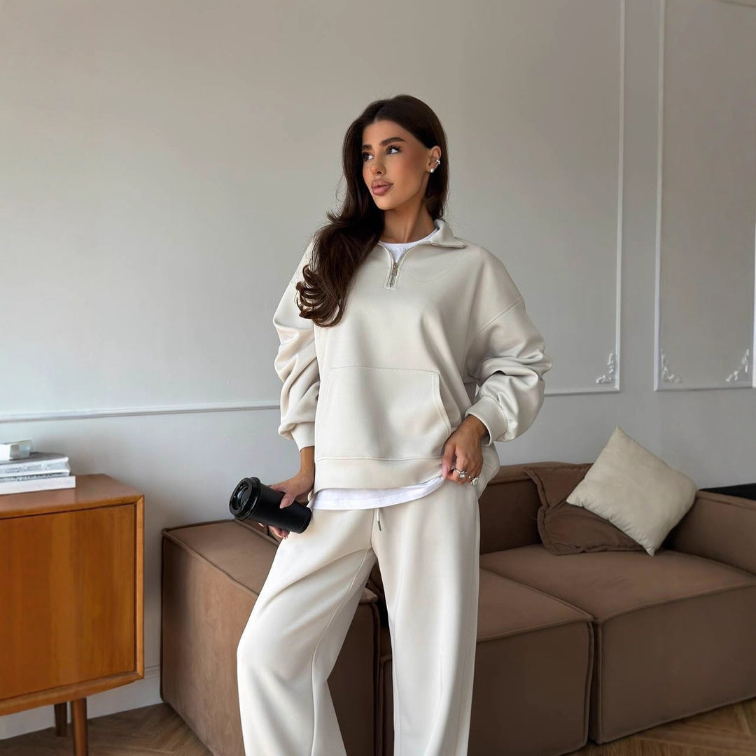 Kvinnohoodie i mjukt och stiligt material med fickor och dragkedja Mirla-Eva Jonsson
