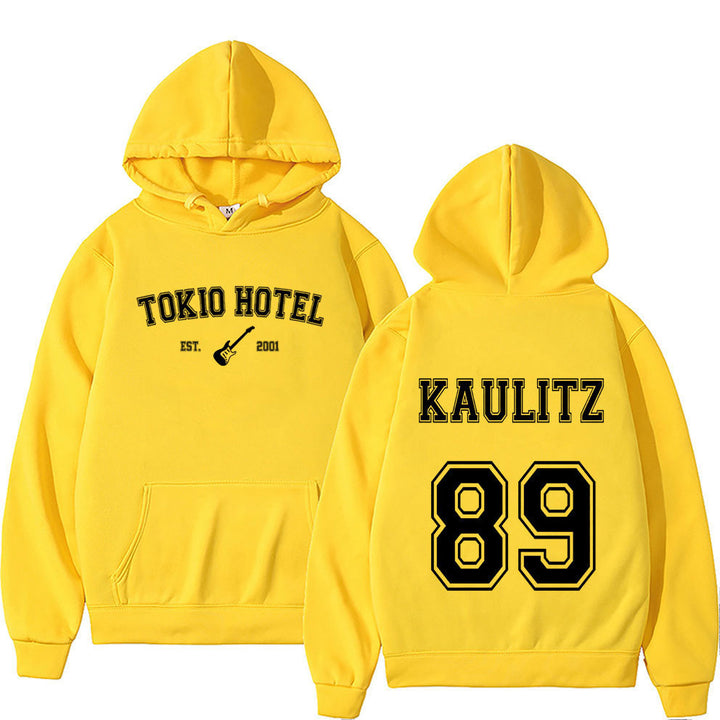 Kvinnohoodie i urban streetwearstil Mirla-Eva Jonsson