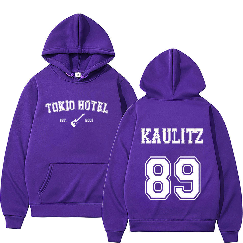 Kvinnohoodie i urban streetwearstil Mirla-Eva Jonsson