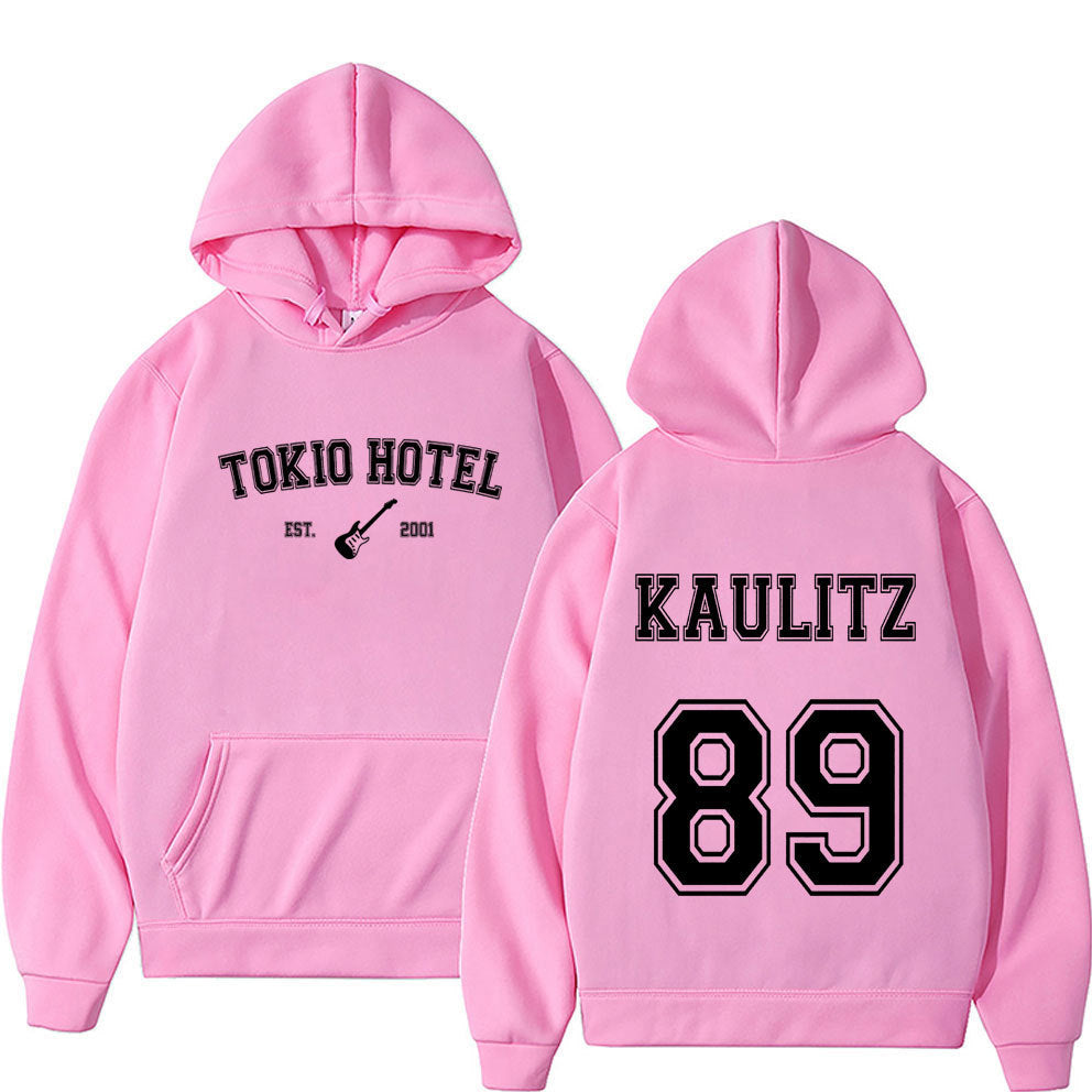 Kvinnohoodie i urban streetwearstil Mirla-Eva Jonsson
