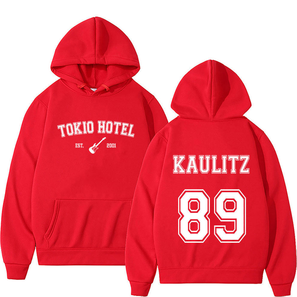 Kvinnohoodie i urban streetwearstil Mirla-Eva Jonsson