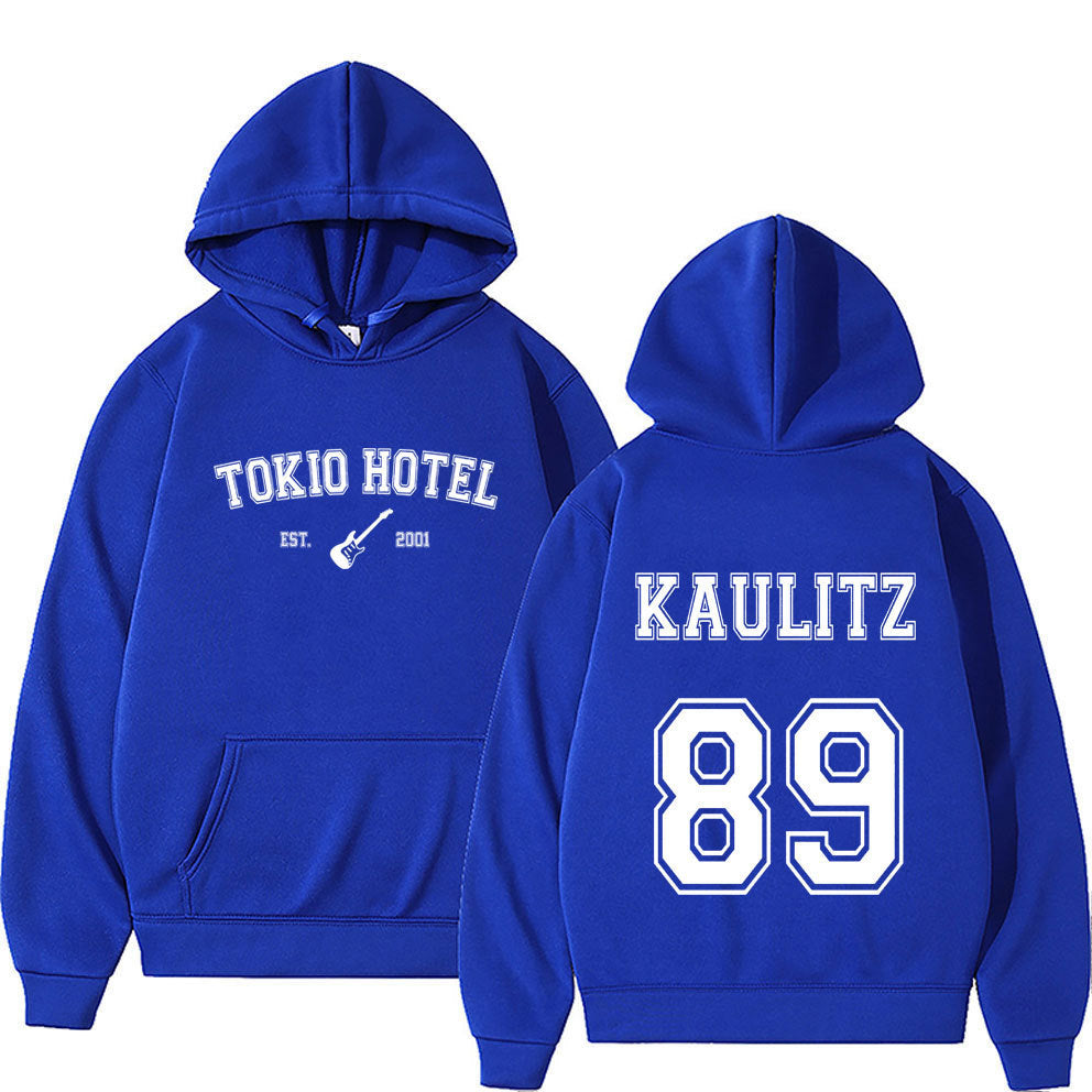Kvinnohoodie i urban streetwearstil Mirla-Eva Jonsson