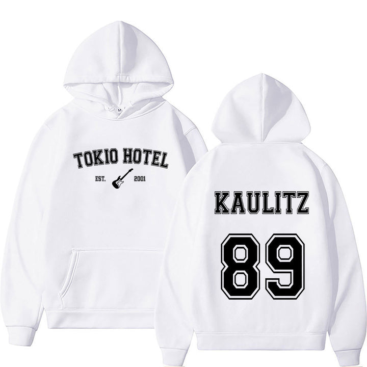 Kvinnohoodie i urban streetwearstil Mirla-Eva Jonsson