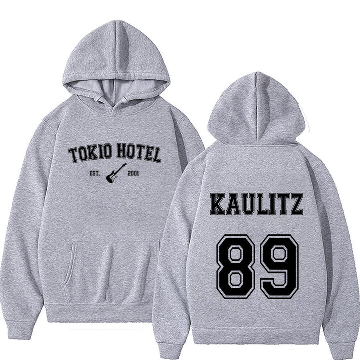 Kvinnohoodie i urban streetwearstil Mirla-Eva Jonsson