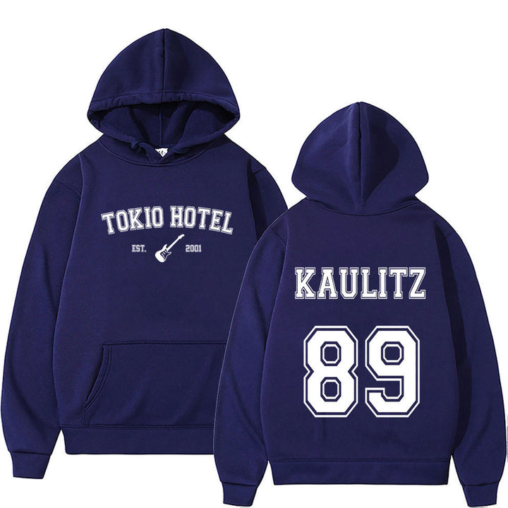 Kvinnohoodie i urban streetwearstil Mirla-Eva Jonsson