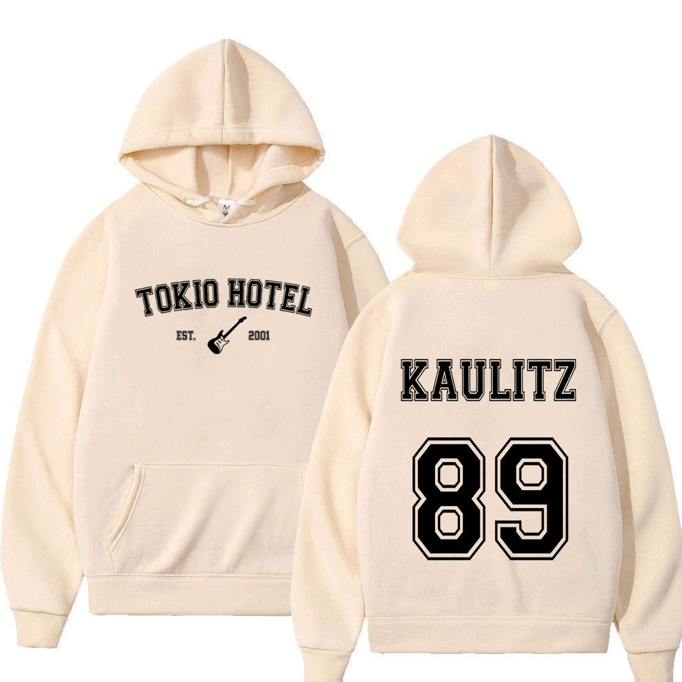 Kvinnohoodie i urban streetwearstil Mirla-Eva Jonsson