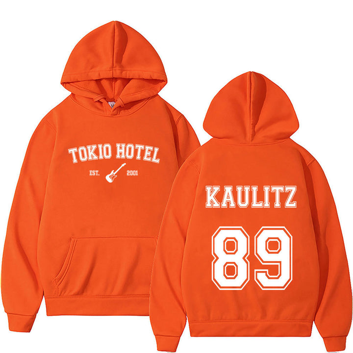 Kvinnohoodie i urban streetwearstil Mirla-Eva Jonsson