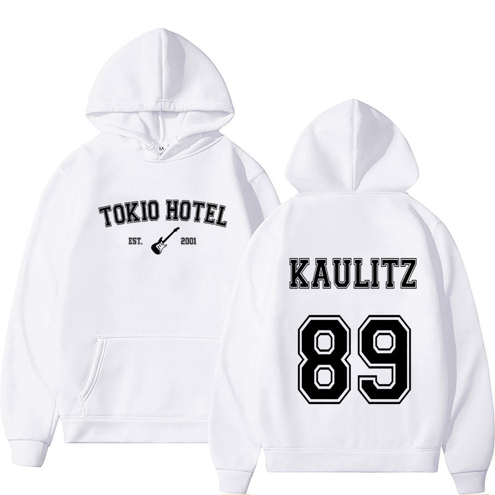 Kvinnohoodie i urban streetwearstil Mirla-Eva Jonsson