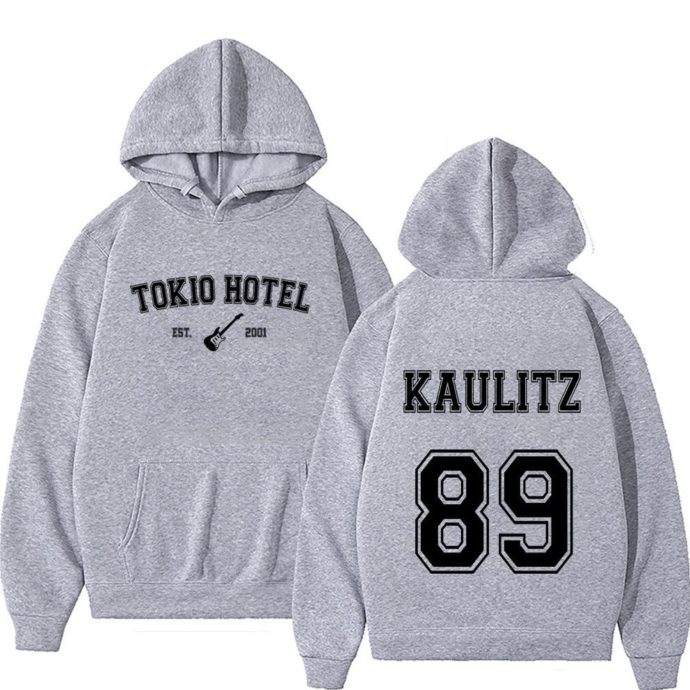 Kvinnohoodie i urban streetwearstil Mirla-Eva Jonsson