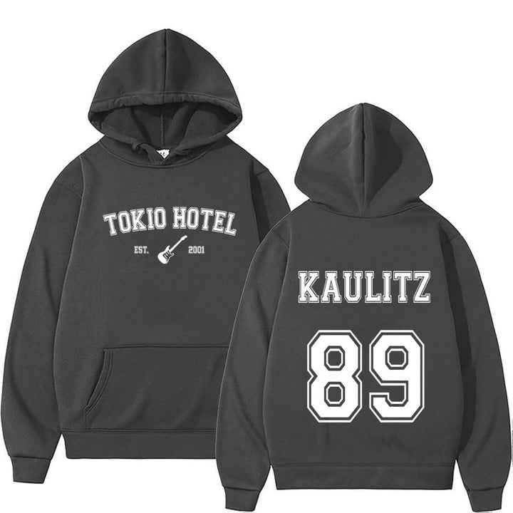 Kvinnohoodie i urban streetwearstil Mirla-Eva Jonsson