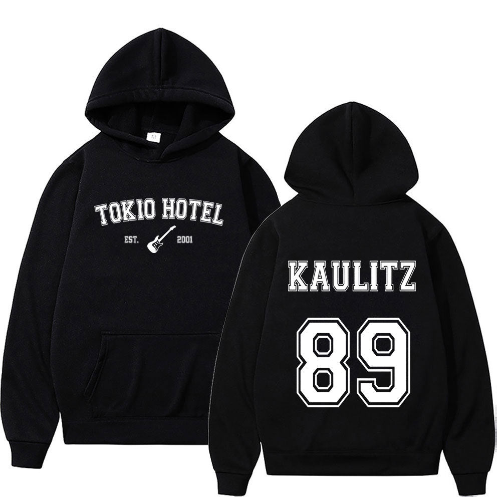 Kvinnohoodie i urban streetwearstil Mirla-Eva Jonsson