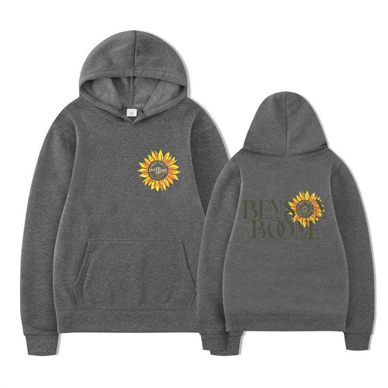 Kvinnohoodie med blommig grafisk design Mirla-Eva Jonsson
