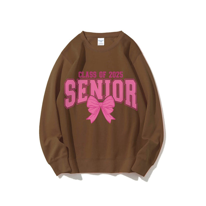 Kvinnohoodie med examensår och dekorativ rosett-design Mirla-Eva Jonsson