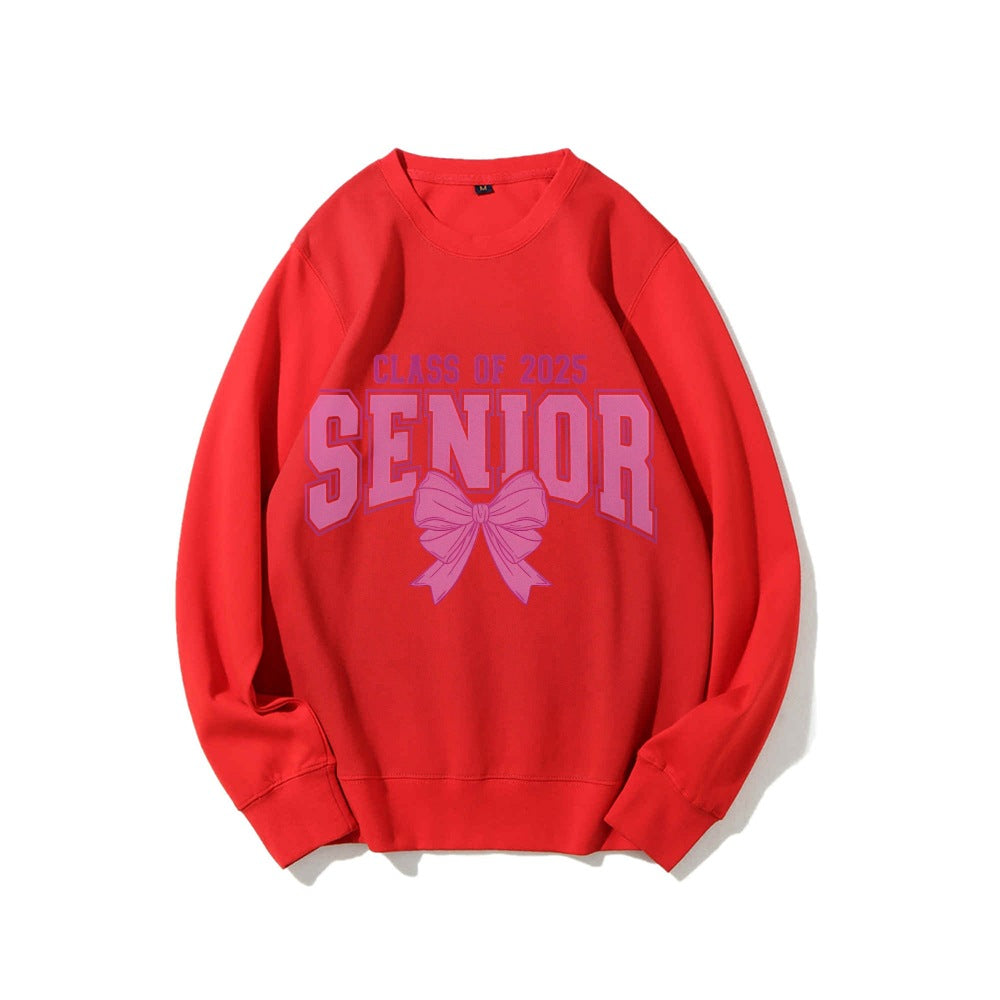Kvinnohoodie med examensår och dekorativ rosett-design Mirla-Eva Jonsson