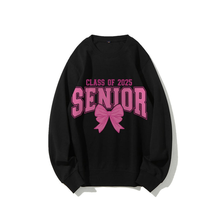 Kvinnohoodie med examensår och dekorativ rosett-design Mirla-Eva Jonsson