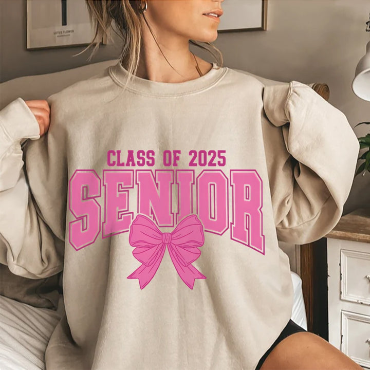 Kvinnohoodie med examensår och dekorativ rosett-design Mirla-Eva Jonsson