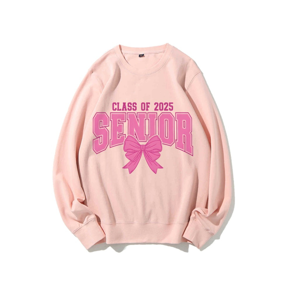 Kvinnohoodie med examensår och dekorativ rosett-design Mirla-Eva Jonsson