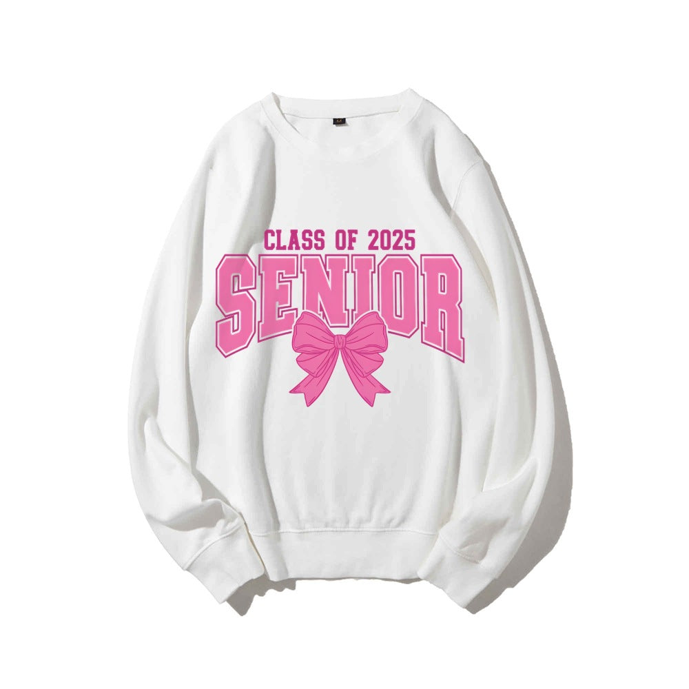 Kvinnohoodie med examensår och dekorativ rosett-design Mirla-Eva Jonsson