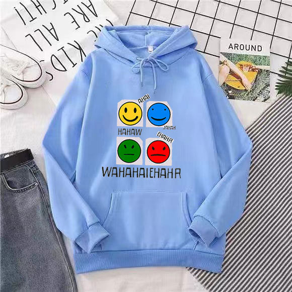 Kvinnohoodie med glad emoji-design Mirla-Eva Jonsson