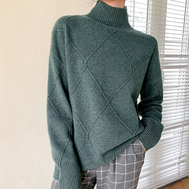 Kvinnohoodie med hög krage och texturerad diamantmönster Mirla-Eva Jonsson