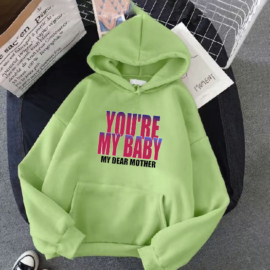 Kvinnohoodie med humoristisk text Mirla-Eva Jonsson
