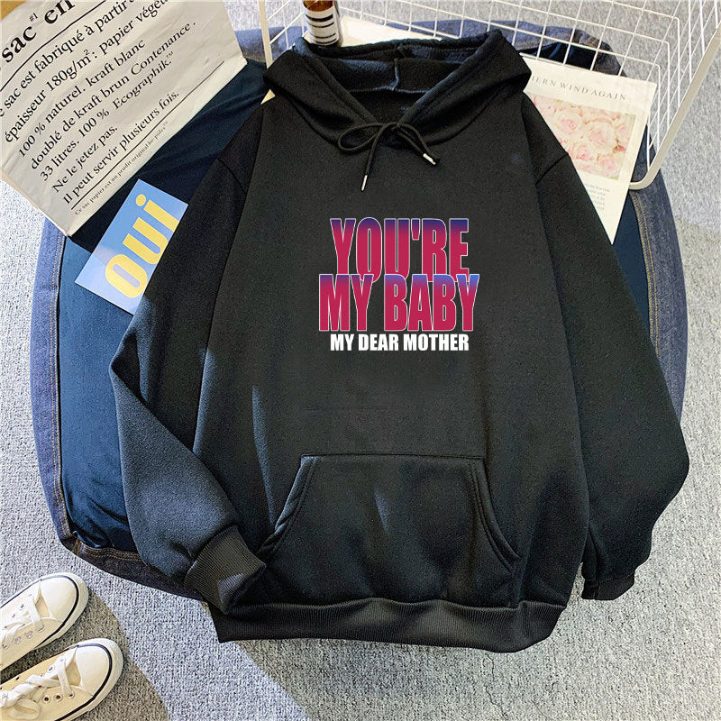 Kvinnohoodie med humoristisk text Mirla-Eva Jonsson