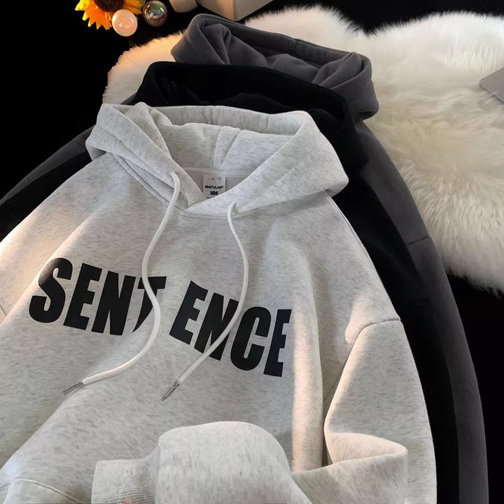 Kvinnohoodie med iögonfallande text och avslappnad design Mirla-Eva Jonsson