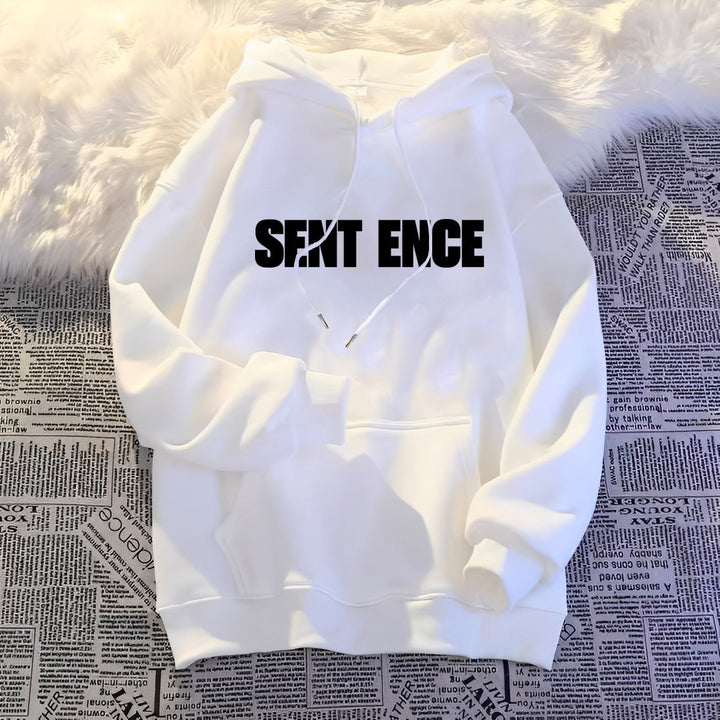Kvinnohoodie med iögonfallande text och avslappnad design Mirla-Eva Jonsson