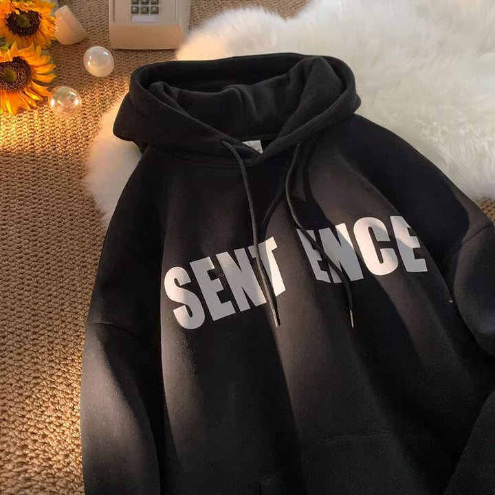 Kvinnohoodie med iögonfallande text och avslappnad design Mirla-Eva Jonsson
