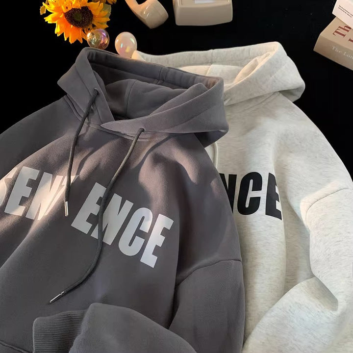 Kvinnohoodie med iögonfallande text och avslappnad design Mirla-Eva Jonsson