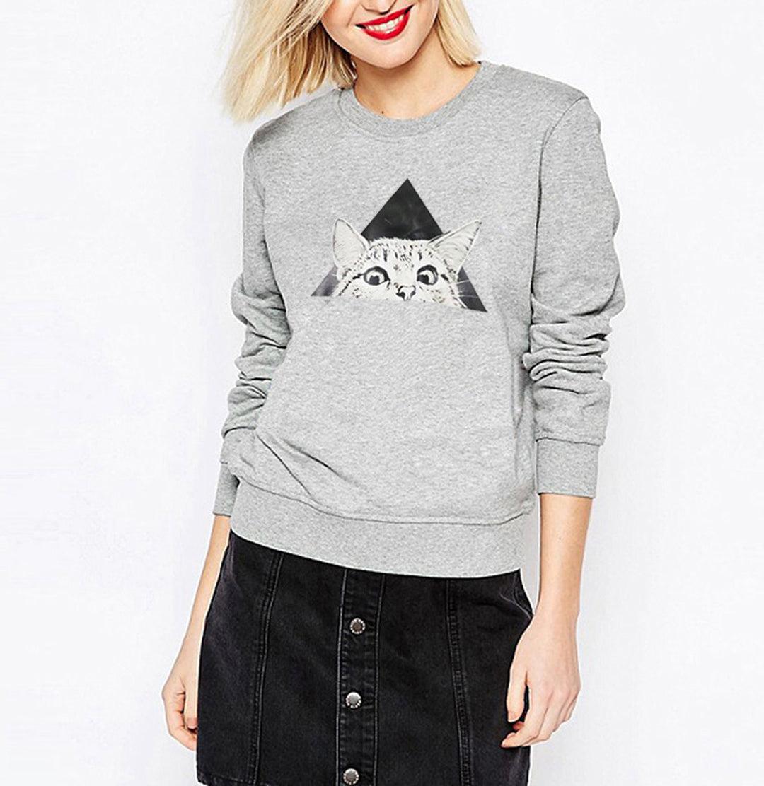 Kvinnohoodie med kattmotiv och kreativ geometrisk design Mirla-Eva Jonsson