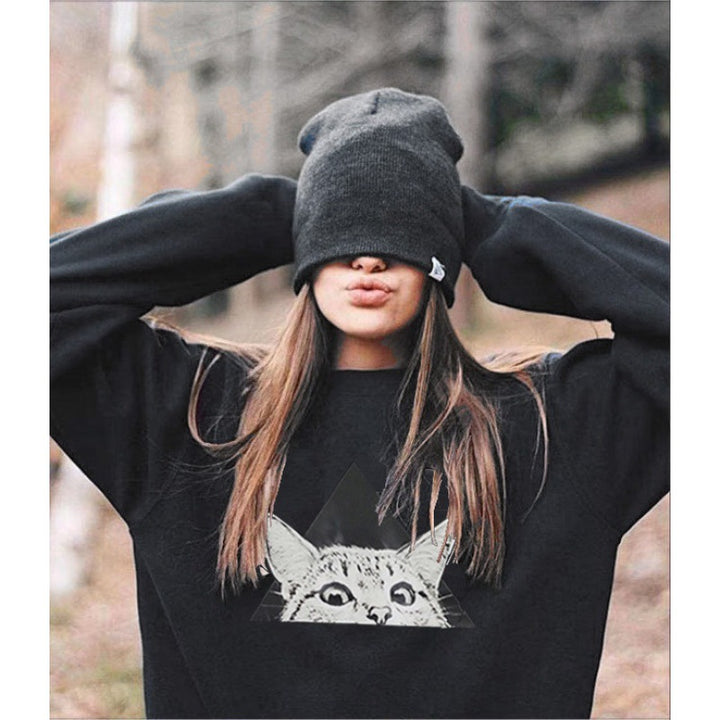 Kvinnohoodie med kattmotiv och kreativ geometrisk design Mirla-Eva Jonsson