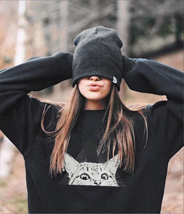 Kvinnohoodie med kattmotiv och kreativ geometrisk design Mirla-Eva Jonsson