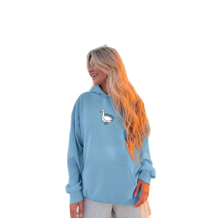 Kvinnohoodie med kreativ gåsmotiv och mjukt fleeceinuti Mirla-Eva Jonsson