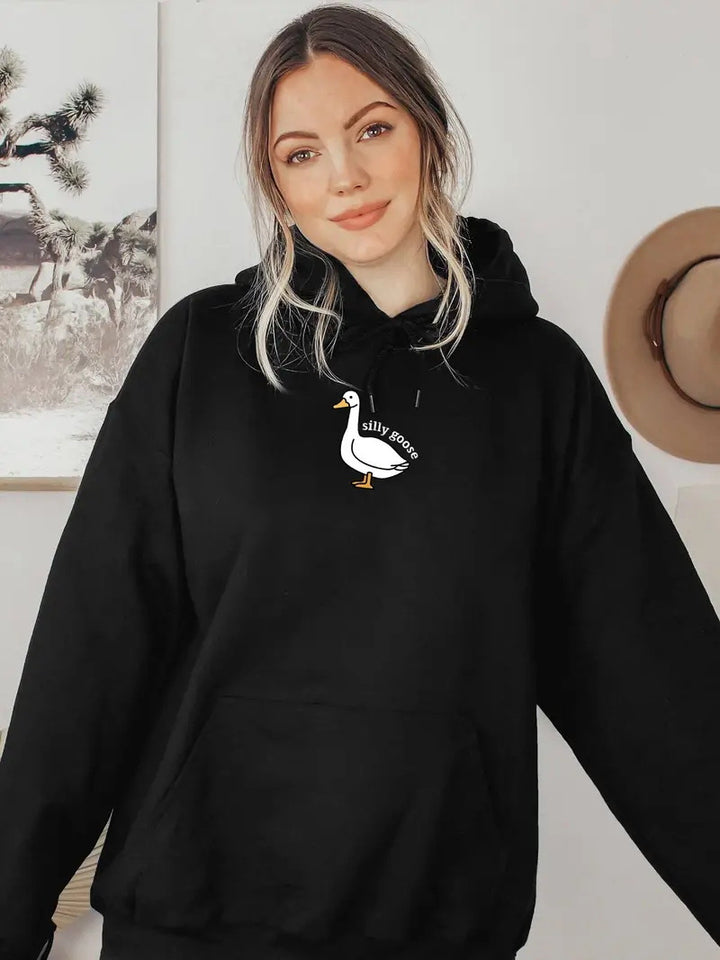 Kvinnohoodie med kreativ gåsmotiv och mjukt fleeceinuti Mirla-Eva Jonsson
