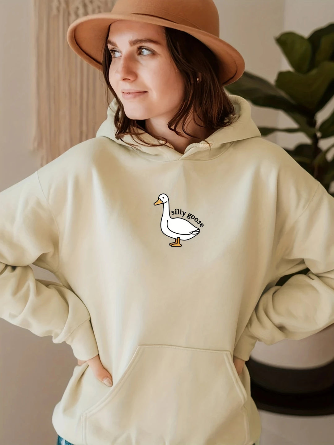 Kvinnohoodie med kreativ gåsmotiv och mjukt fleeceinuti Mirla-Eva Jonsson