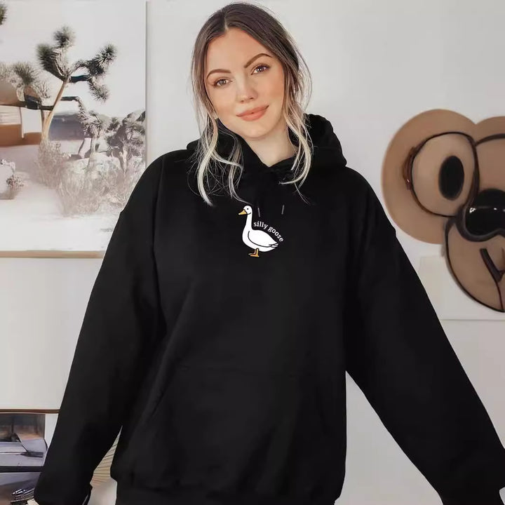 Kvinnohoodie med kreativ gåsmotiv och mjukt fleeceinuti Mirla-Eva Jonsson