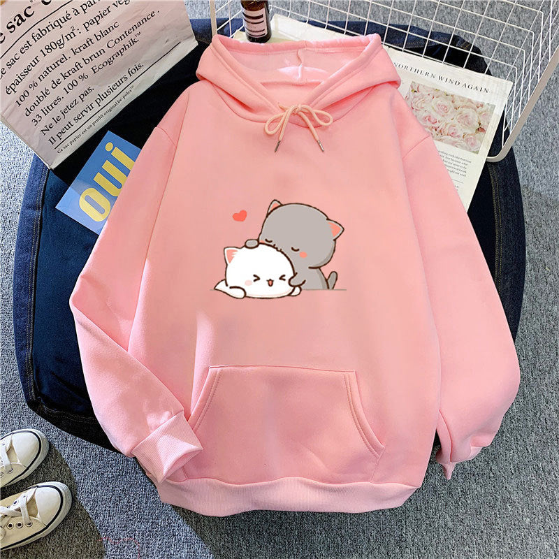 Kvinnohoodie med lekfull kattmotiv och bekväm passform Mirla-Eva Jonsson
