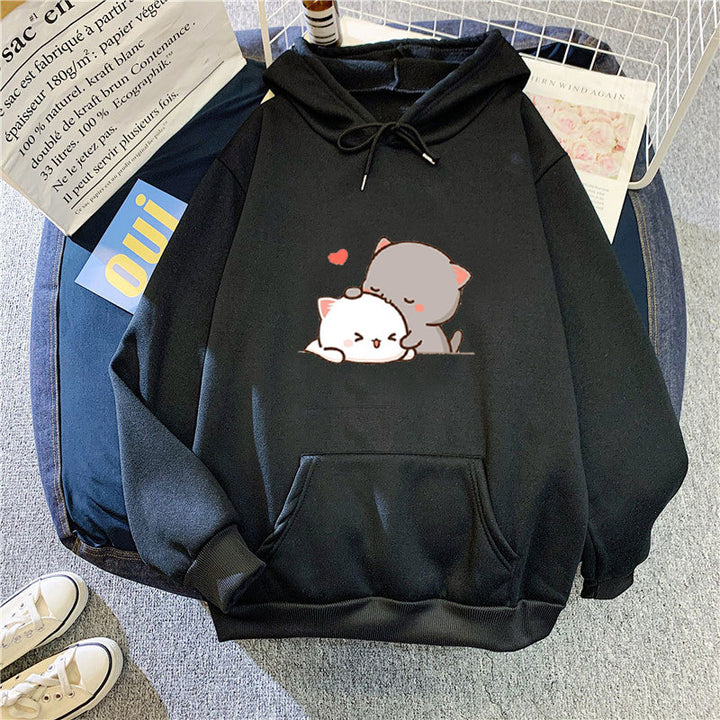 Kvinnohoodie med lekfull kattmotiv och bekväm passform Mirla-Eva Jonsson