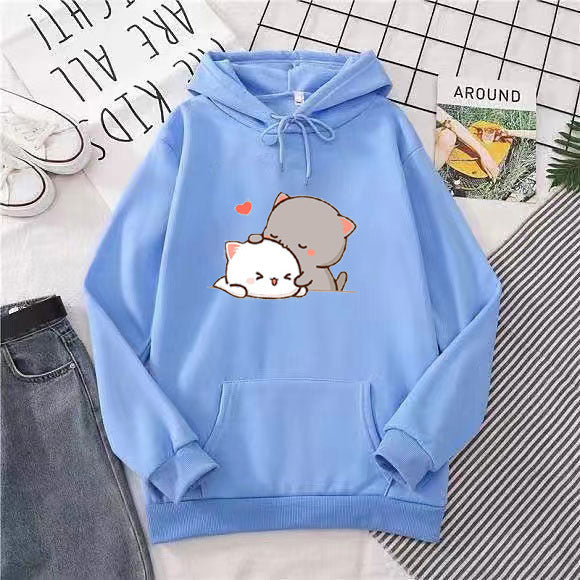 Kvinnohoodie med lekfull kattmotiv och bekväm passform Mirla-Eva Jonsson