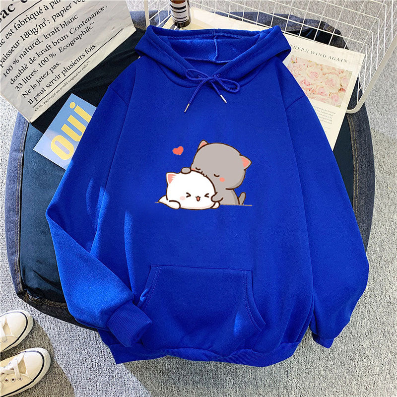 Kvinnohoodie med lekfull kattmotiv och bekväm passform Mirla-Eva Jonsson