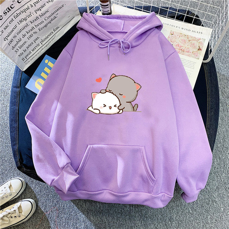 Kvinnohoodie med lekfull kattmotiv och bekväm passform Mirla-Eva Jonsson