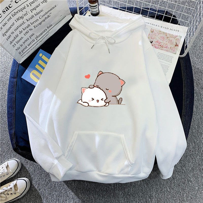 Kvinnohoodie med lekfull kattmotiv och bekväm passform Mirla-Eva Jonsson