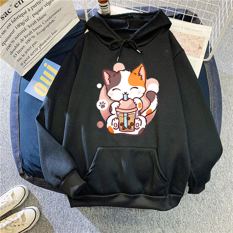 Kvinnohoodie med lekfulla kattmotiv Mirla-Eva Jonsson