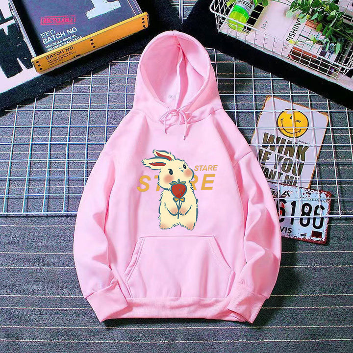 Kvinnohoodie med lekfullt kaninmotiv och inspirerande slogan Mirla-Eva Jonsson