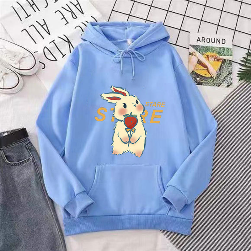 Kvinnohoodie med lekfullt kaninmotiv och inspirerande slogan Mirla-Eva Jonsson