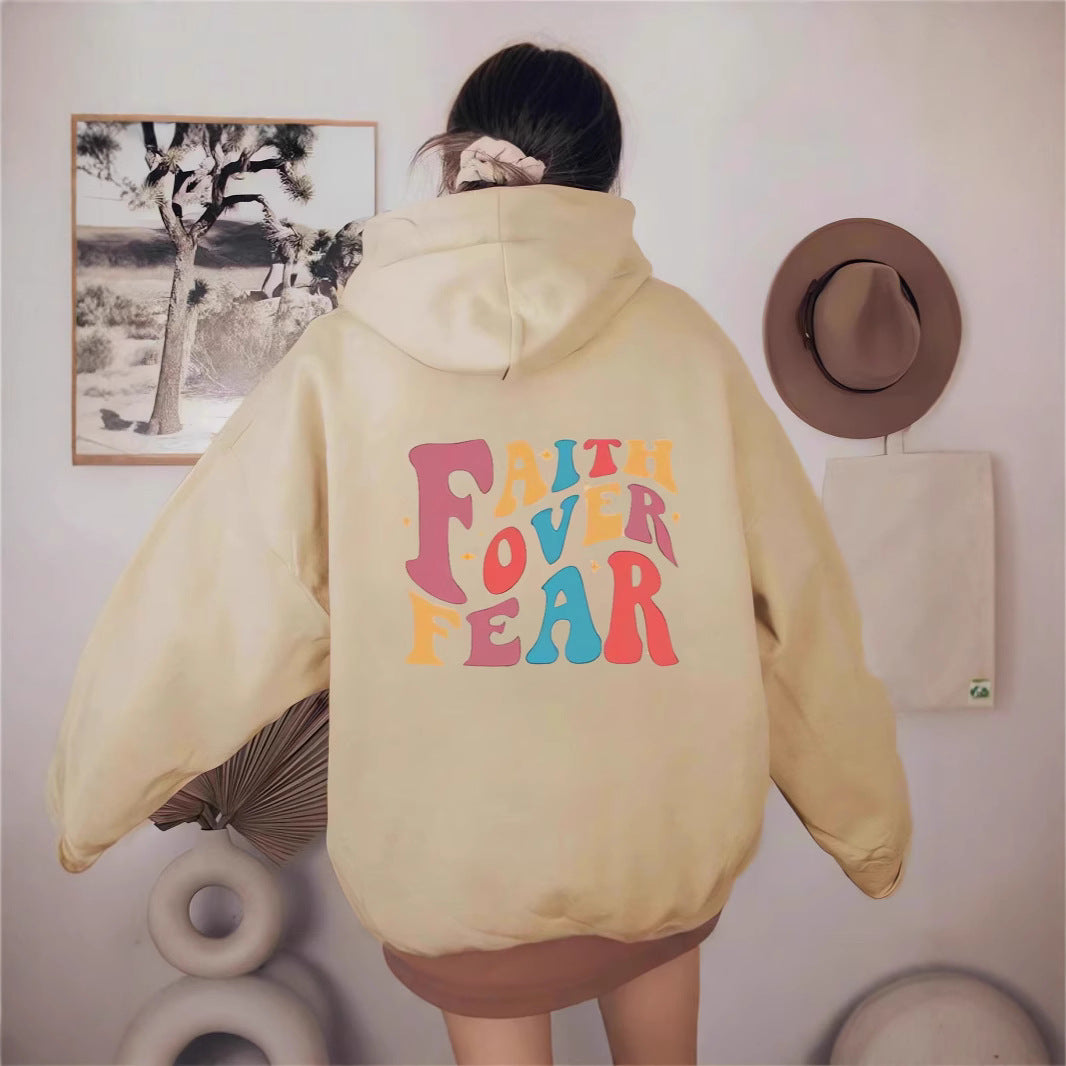 Kvinnohoodie med motivationsgrafikdetaljer Mirla-Eva Jonsson