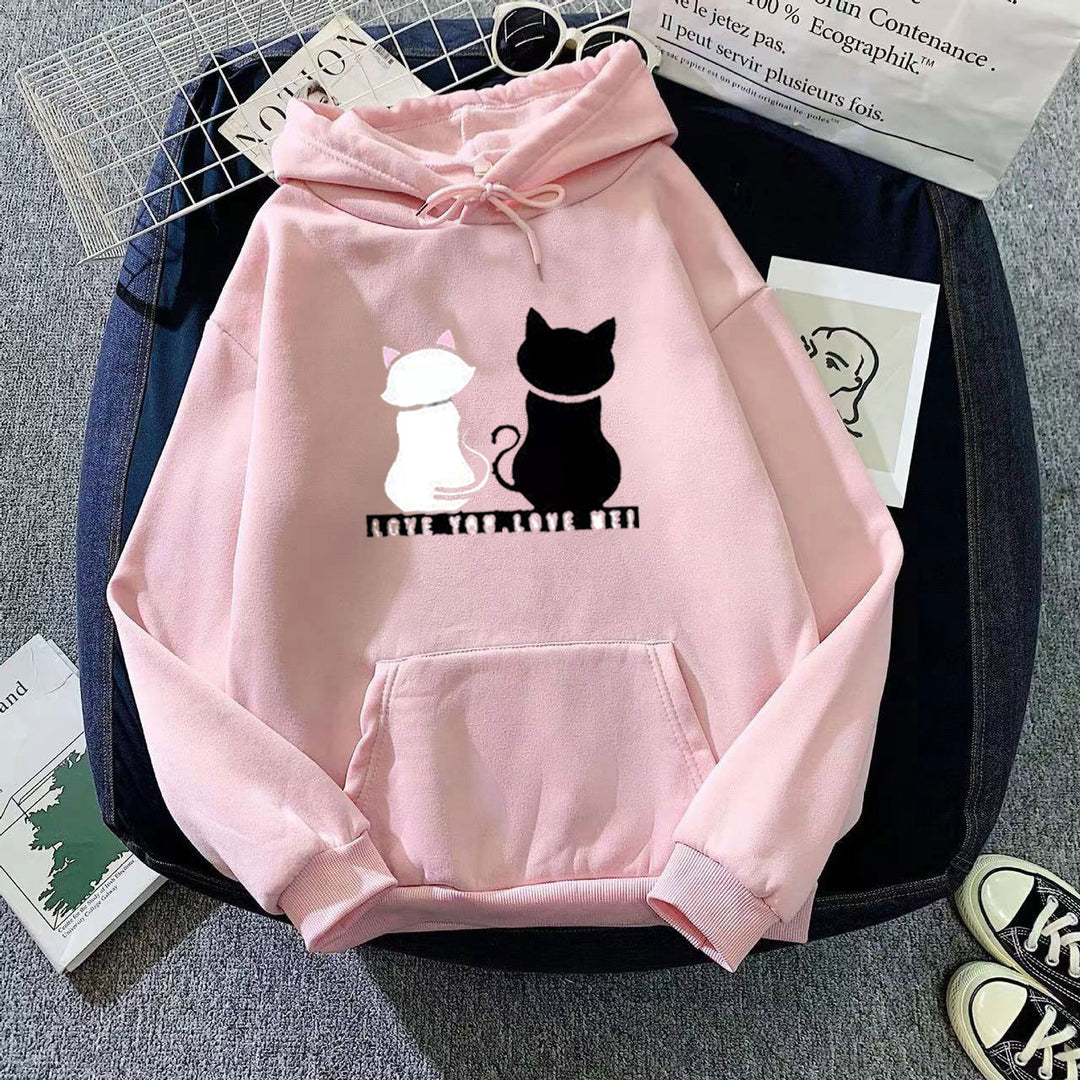 Kvinnohoodie med söt kattdesign och avslappnad passform Mirla-Eva Jonsson