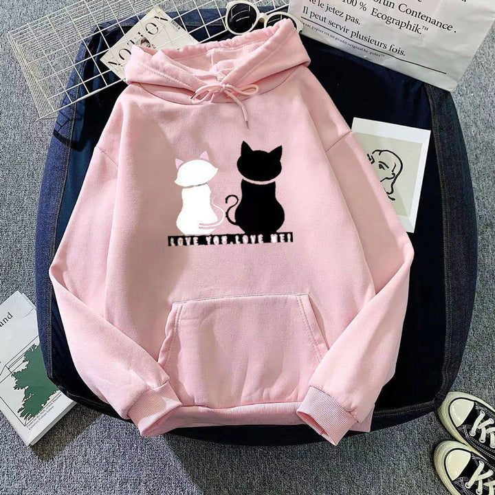 Kvinnohoodie med söt kattdesign och avslappnad passform Mirla-Eva Jonsson